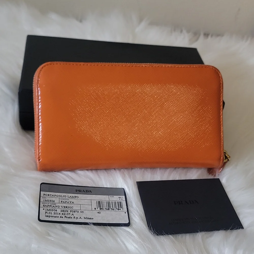 PRADA - Picture 3 of 17